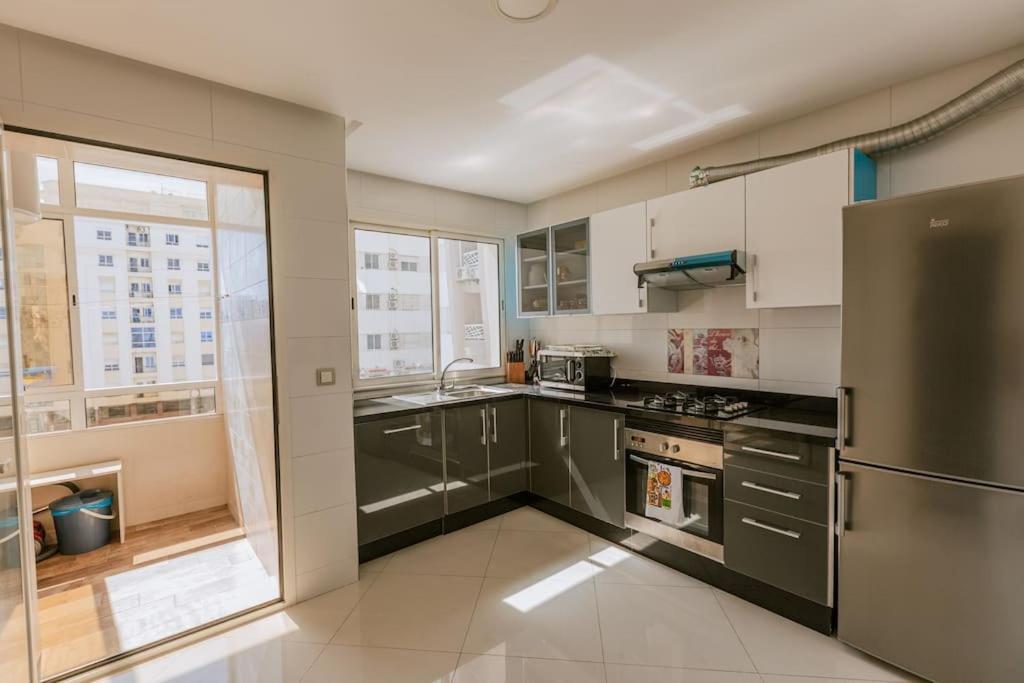 Central 2-Bedrooms Near Beach & Dining 탕헤르 외부 사진